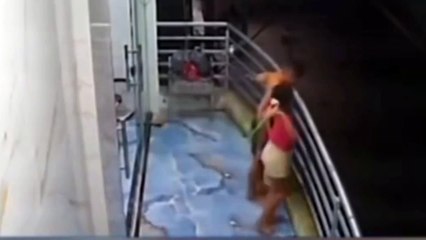 Descarga elétrica atinge menina de 7 anos; veja vídeo