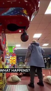 Un sacré coup de poing sur le punching ball... ou presque