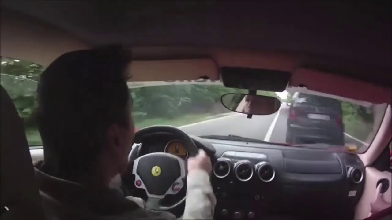 Ce conducteur de Ferrari évite le pire d'une façon géniale