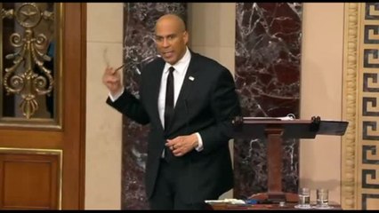 Usa, senatore dem Booker continua a parlare da 16 ore contro Trump