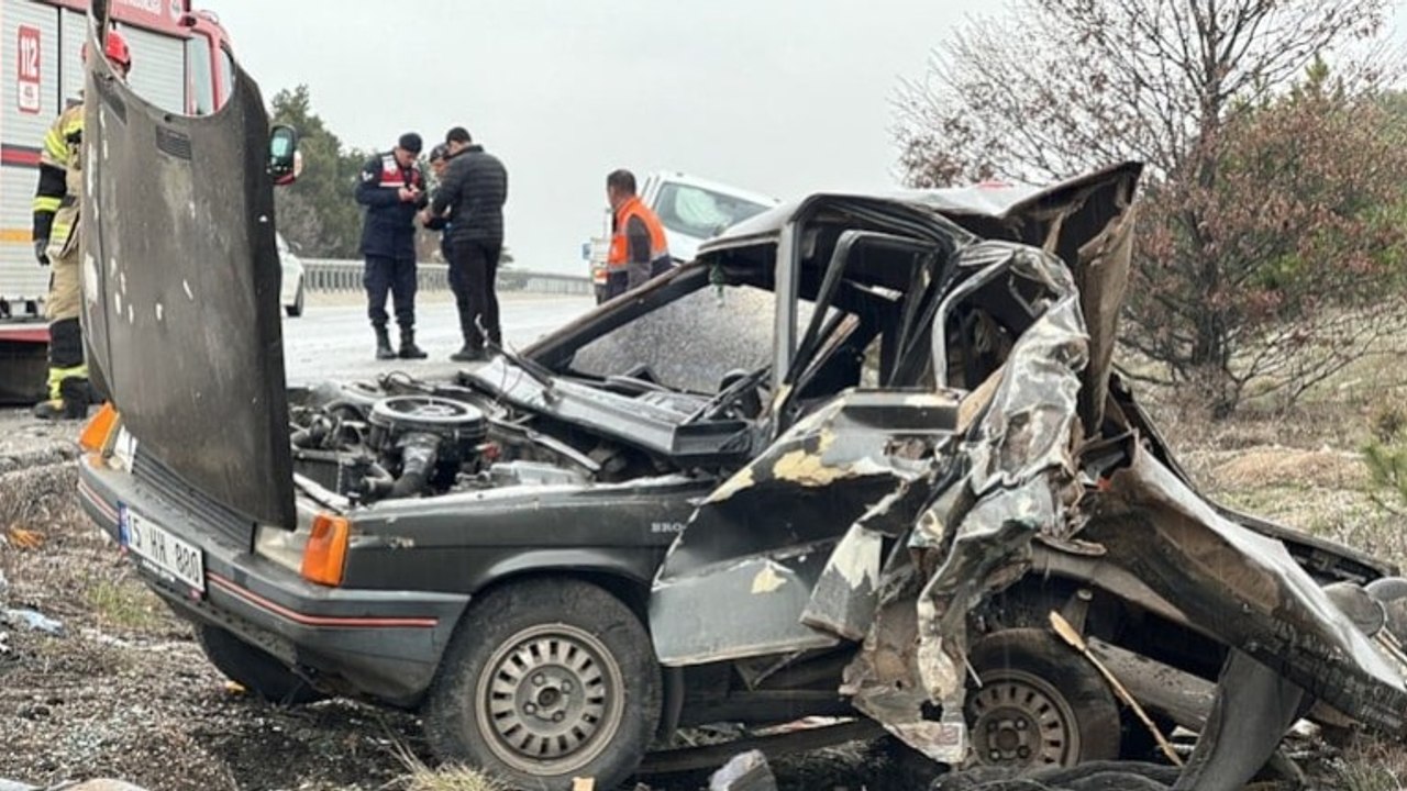 Kütahya’da minibüs, emniyet şeridindeki otomobile çarptı; 3 yaralı