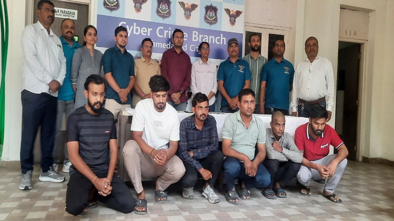 Ahmedabad: साइबर क्राइम ब्रांच ने 6 आरोपियों को पकड़ा, 500 लोगों को लगाई चपत