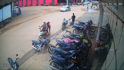 pneu de carro quase atinge moto