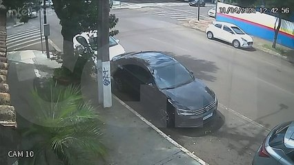 Câmera registra acidente entre Ecosport e S10 no Centro