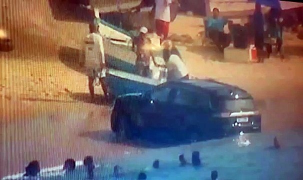Carro atola a praia do Porto da Barra e chama atenção de banhistas