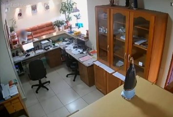 Homem furta celular em igreja no Paraná após pedir comida; veja vídeo