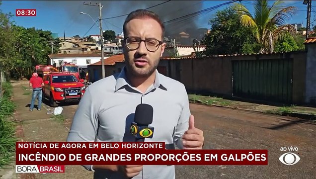 Incêndio de grandes proporções atinge galpão em Belo Horizonte (MG)