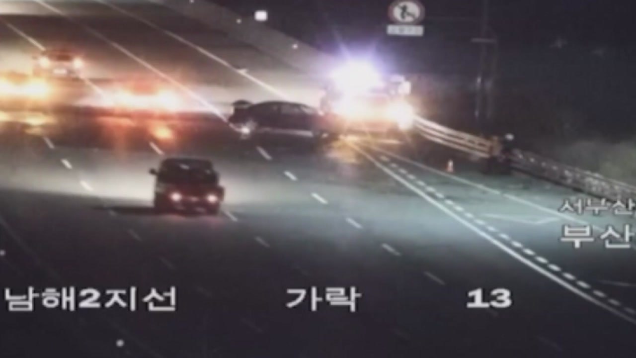 부산 고속도로에서 차량 3대 연쇄 추돌...5명 부상 / YTN