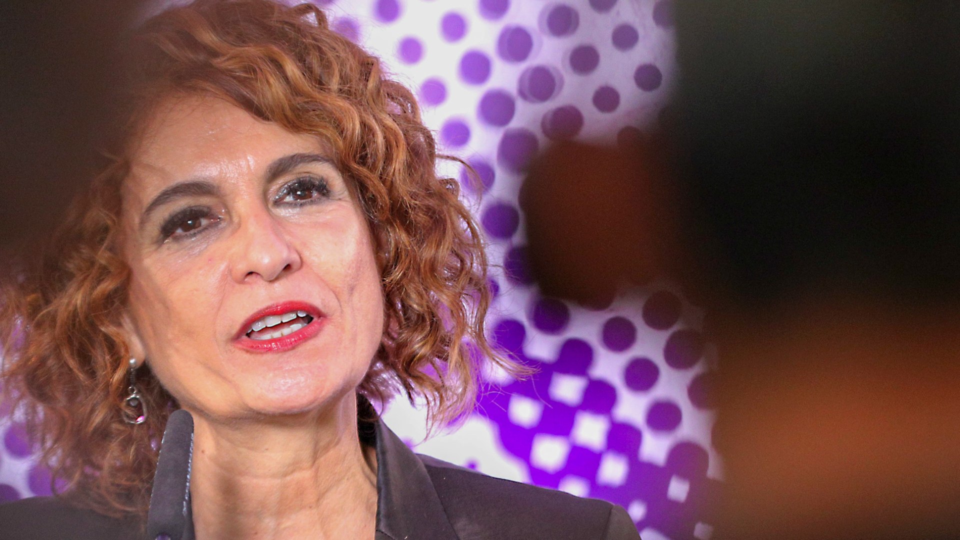 La vicepresidenta primera del Gobierno y ministra de Hacienda, Mar�a Jes�s Montero, ha pedido disculpas este martes por sus declaraciones sobre la sentencia del Tribunal Superior de Justicia de Catalu�a (TSJC) que absolvi� al exfutbolista Dani Alves. Montero ha se�alado que si sus palabras fueron interpretadas como una puesta en duda de la presunci�n de inocencia, las retira y lamenta la confusi�n.
Durante un acto en Sevilla, la ministra reafirm� su postura de que la decisi�n del TSJC representa "un retroceso", aunque subray� que respeta y acata las resoluciones judiciales.