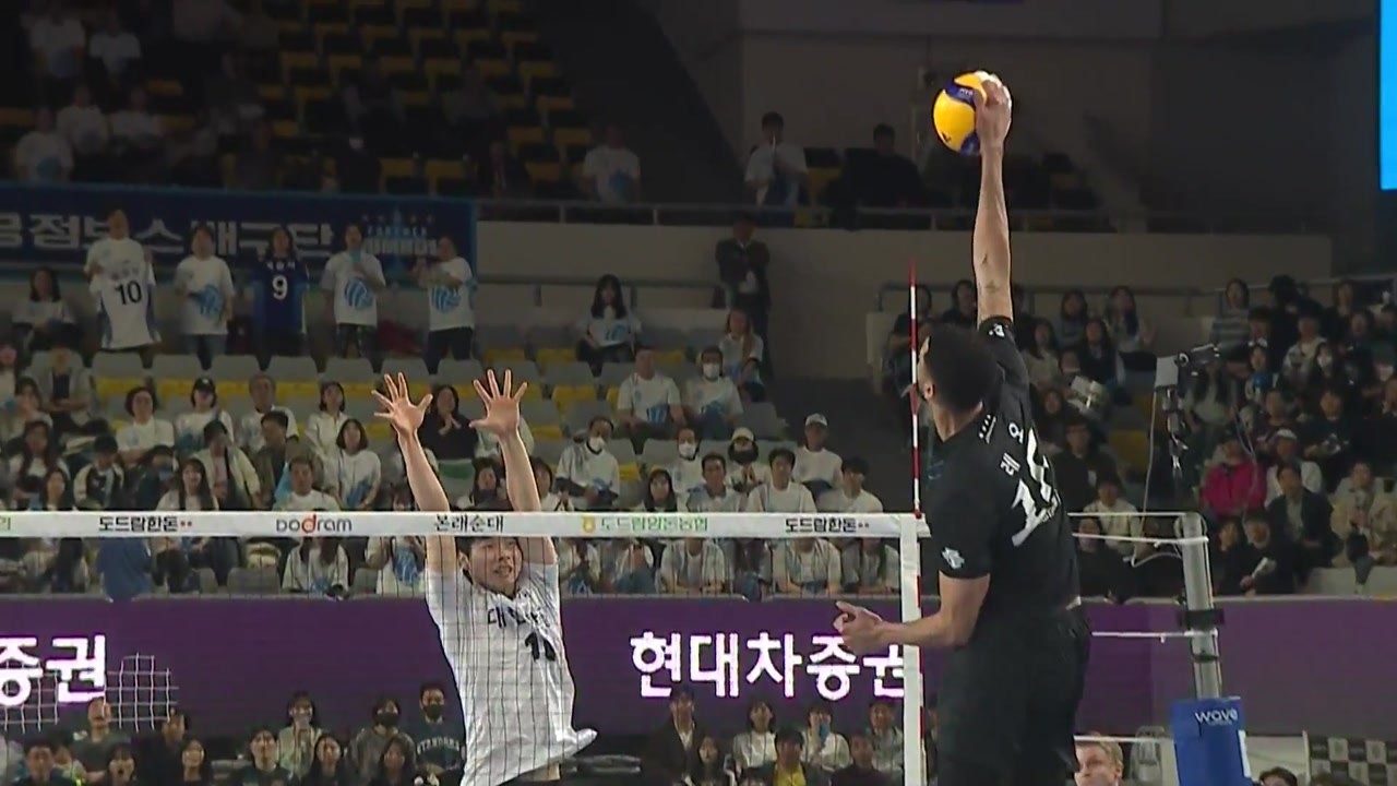 '레오 25득점' 현대캐피탈, 챔피언결정 1차전 승리 / YTN