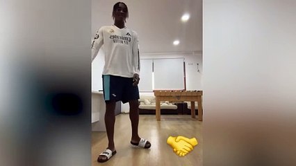 Diomande, jugador del Leganés, presume de la camiseta de Mbappé