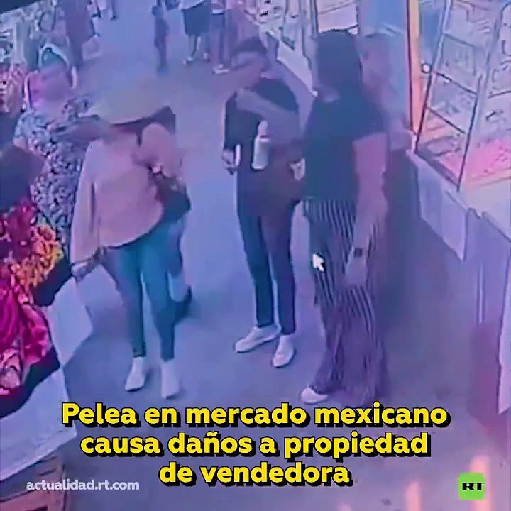 Mujeres arrojan cloro a trajes típicos de una vendedora