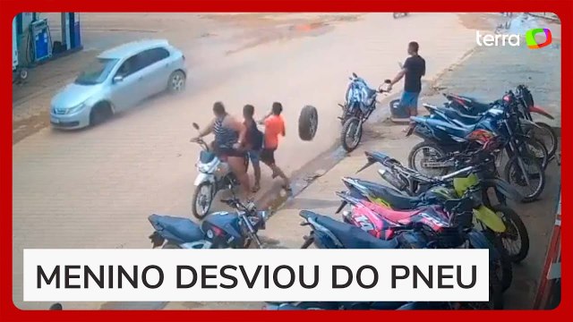 Pneu se solta de carro em movimento e quase atinge criança no sul do Pará