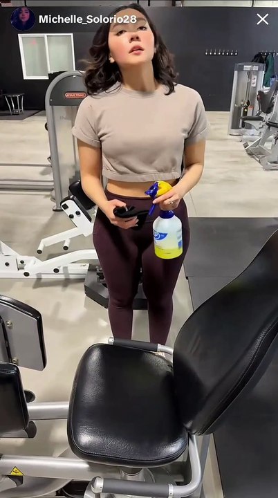 Michelle Solorio live TT limpiando las maquinas de gym