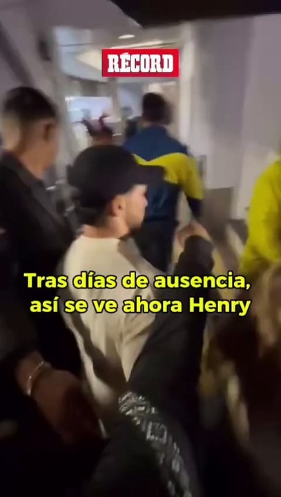 Pese a estar fuera por lesión, Henry Martín está presente en el Ciudad de los Deportes para apoyar a sus compañeros.