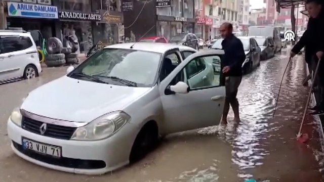 Mersin'de ev ve iş yerlerini su bastı