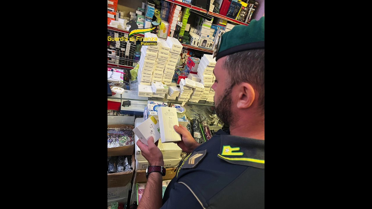 Il video del sequestro della guardia di finanza a Palermo di 7.000 prodotti Apple contraffatti: denunciate otto persone