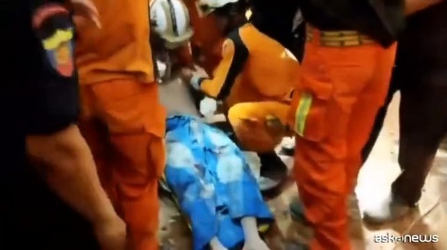 Myanmar, birmano estratto vivo dalle macerie a cinque giorni da sisma