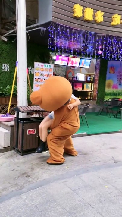 One step closer to getting beaten. #Internet celebrity bear #funny #joke #short play