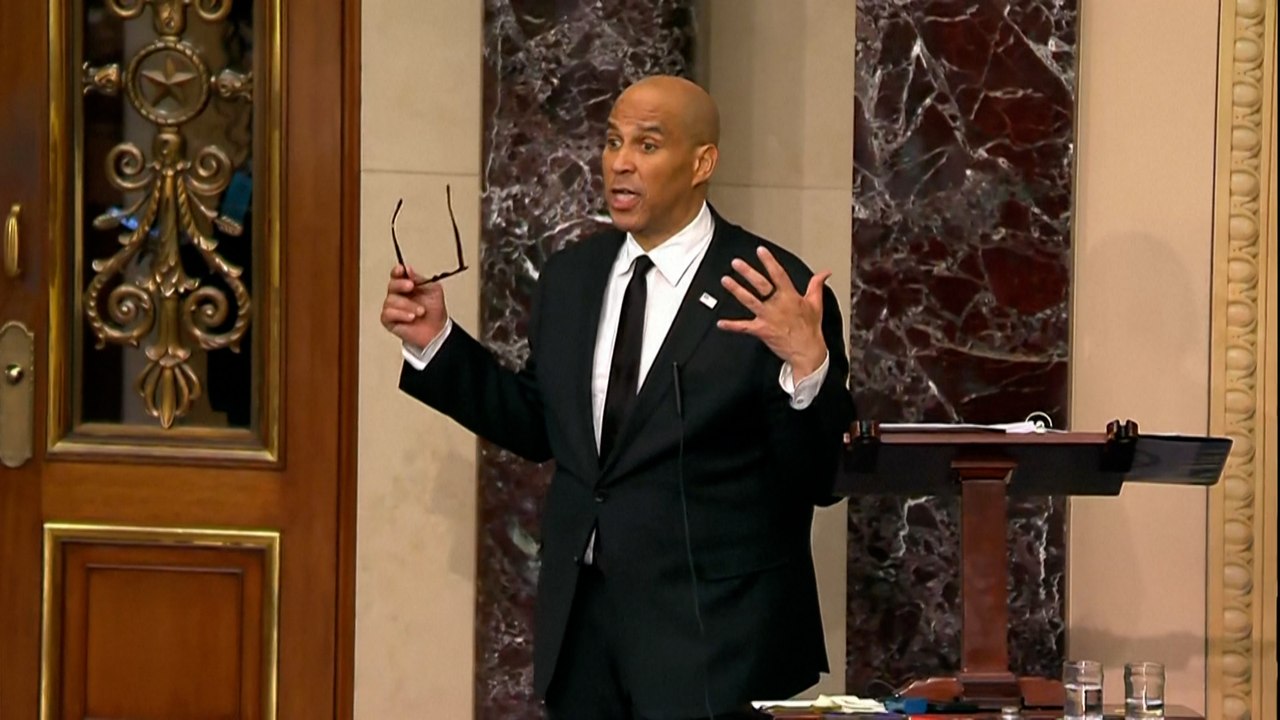 Il critique la politique de Trump au Congrès dans un discours long de 25 heures