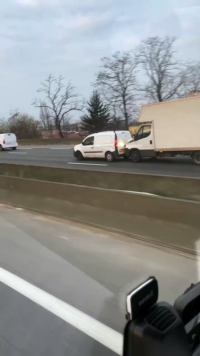 L'idiot du jour : Une camionnette pousse une voiture en panne sur l'autoroute