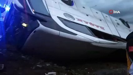 Yoldan Çıkan Otobüs Tarlaya Uçtu: 2 ölü, 25 Yaralı