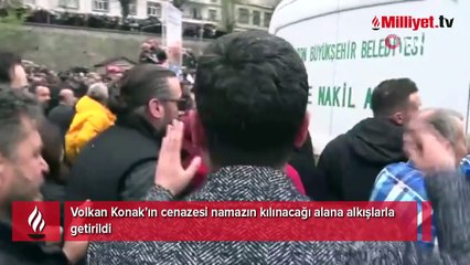 Volkan Konak’ın cenazesi namazın kılınacağı alana alkışlarla getirildi