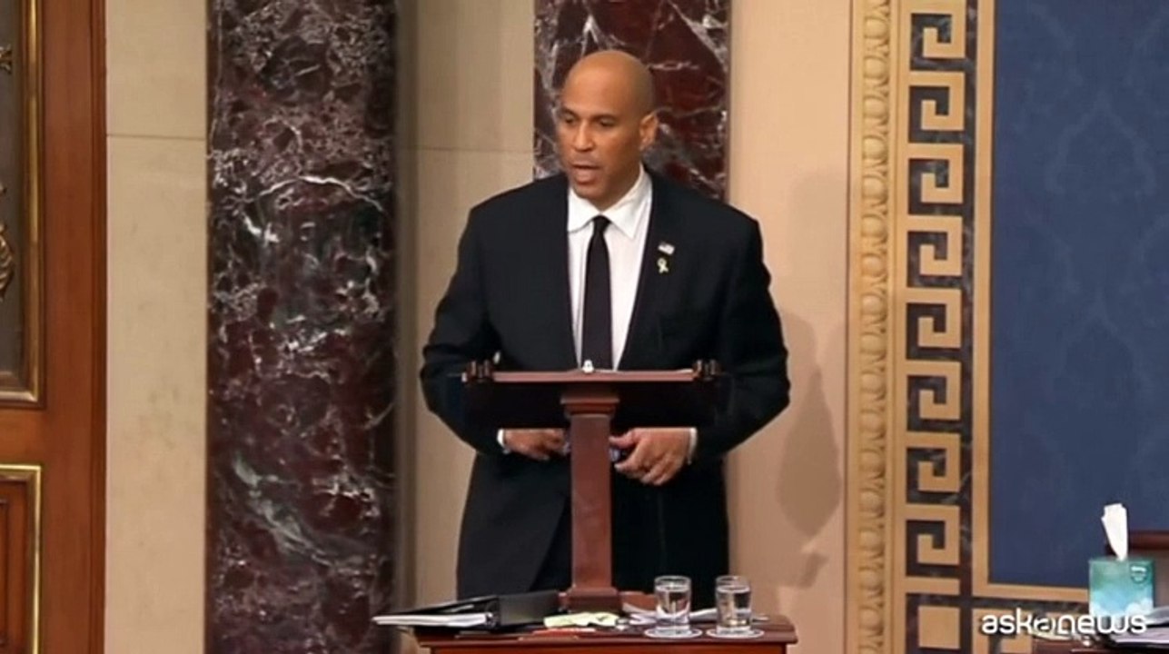 Senatore Usa batte il record con discorso di 25 ore contro Trump
