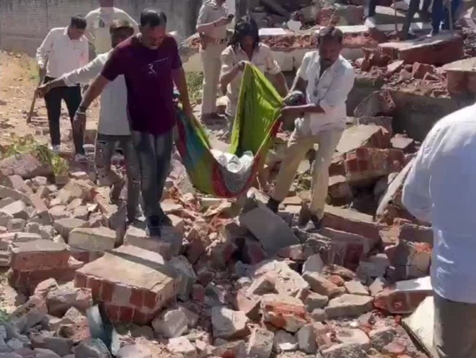 Lagerhalle mit Feuerwerkskörpern in die Luft geflogen