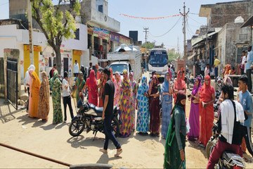 दो दिन से पेयजल आपूर्ति बा​धित, महिलाओं ने लगाया सड़क पर जाम