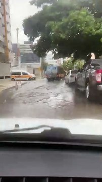 Ponta Verde amanhece com ruas alagadas após forte chuva em Maceió