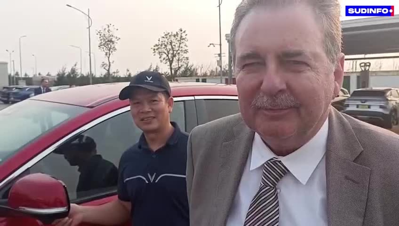 Rudi Vervoort, ministre-président de la région de Bruxelles-Capitale, teste une voiture électrique au Vietnam
