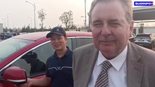 Rudi Vervoort, ministre-président de la région de Bruxelles-Capitale, teste une voiture électrique au Vietnam