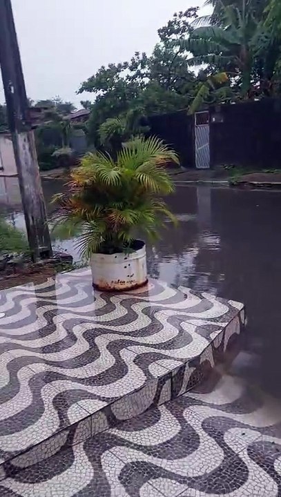 Rua no Santos Dumont vira "rio" após fortes chuvas em Maceió