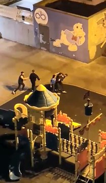 Çocuk parkında tekmeli yumruklu kavga kamerada