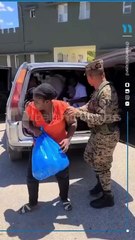 Dejan vehículo abandonado con varios indocumentados.