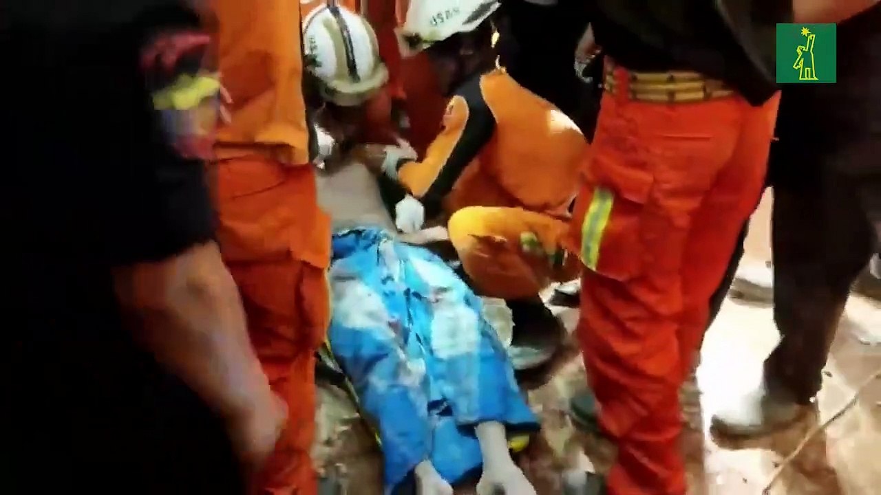 Rescatan con vida a un hombre atrapado entre escombros en Birmania cinco días después del terremoto