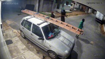 Grupo encapuzado flagrado andando com armas em Maceió