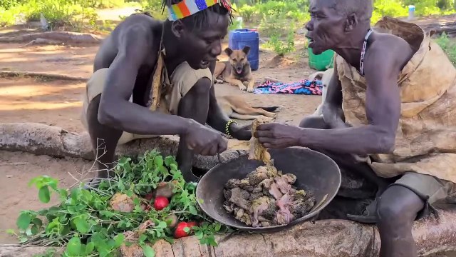 Wow 😲 African tribes 😋 This is how hadzabe tribes survive middle of nowhere with Raw meat and Roots
