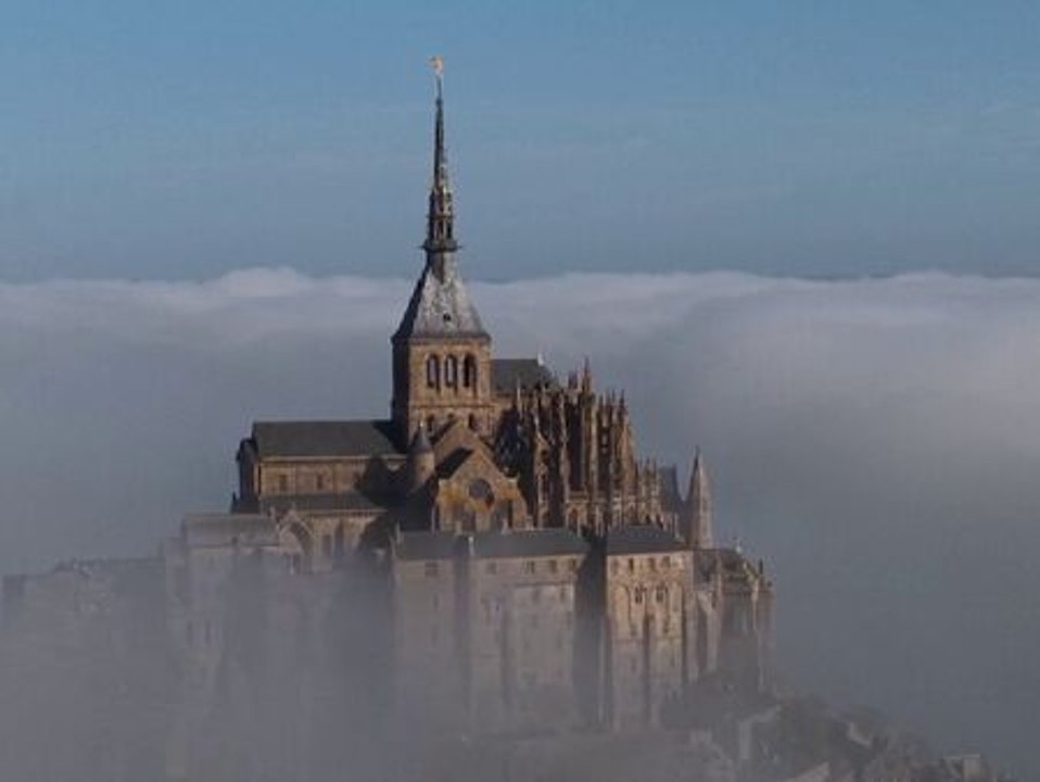 Espectacular imagen de la abadía del Monte Sant Michel, en Francia, entre las nubes