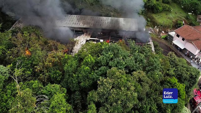Imagens exclusivas de drone mostram a destruição causada pelo incêndio que atingiu o barracão da Vale Samba em Joaçaba
