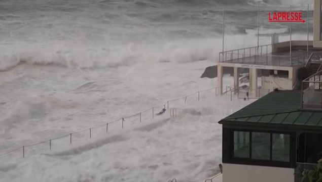 Una gigantesca mareggiata colpisce Sidney: onde alte 5,5 metri