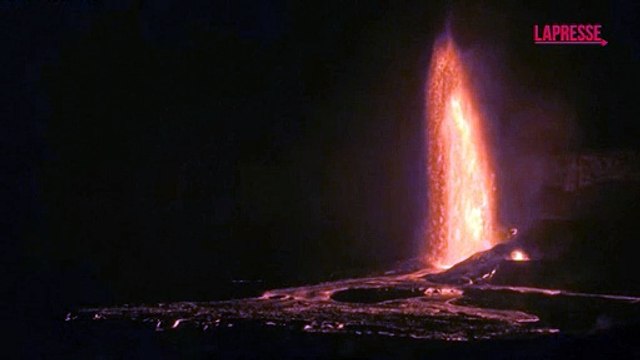 Hawaii, l'eruzione del vulcano Kilauea illumina la notte