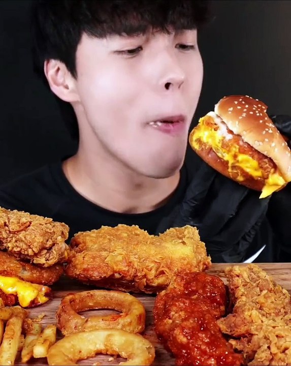 Follow for more ASMR videos🌮🍟 Credits: @ddm_ddang #mukbang #asmr #fastfood #asmreating
