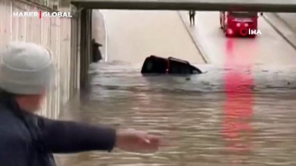 Semt pazarını su bastı! Kasa ve şemsiyeler suya kapıldı