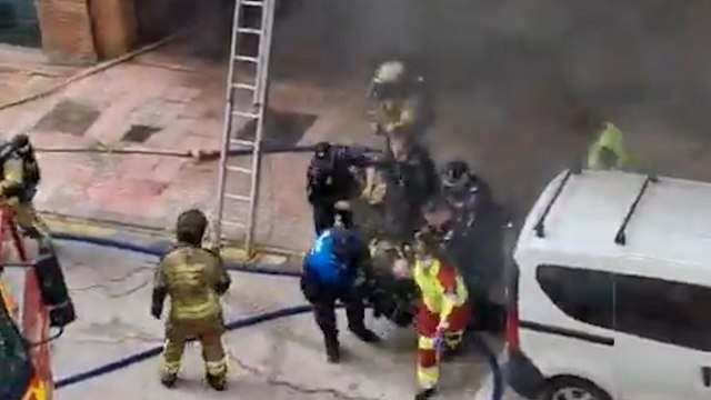 Dos bomberos muertos y varios heridos tras el aparatoso incendio en un garaje de Alcorcón (Madrid)
