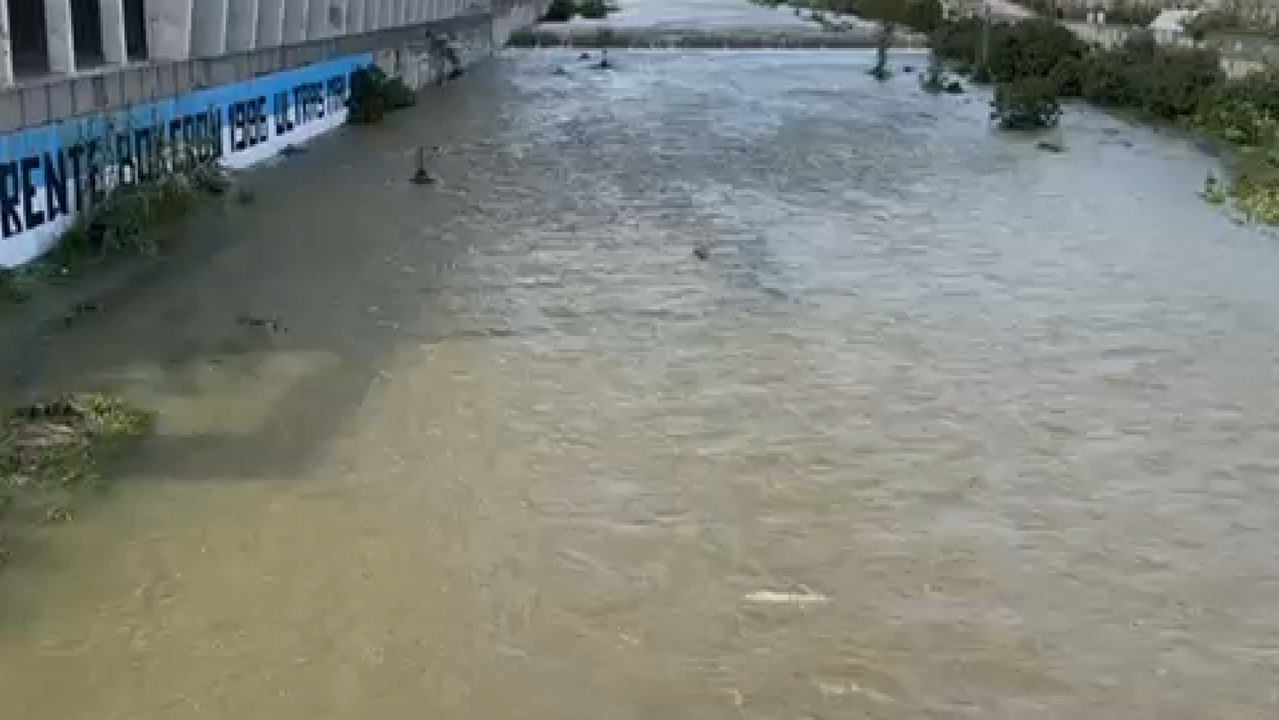 Vídeo del río Guadalmedina con agua este miércoles 2 de abril.