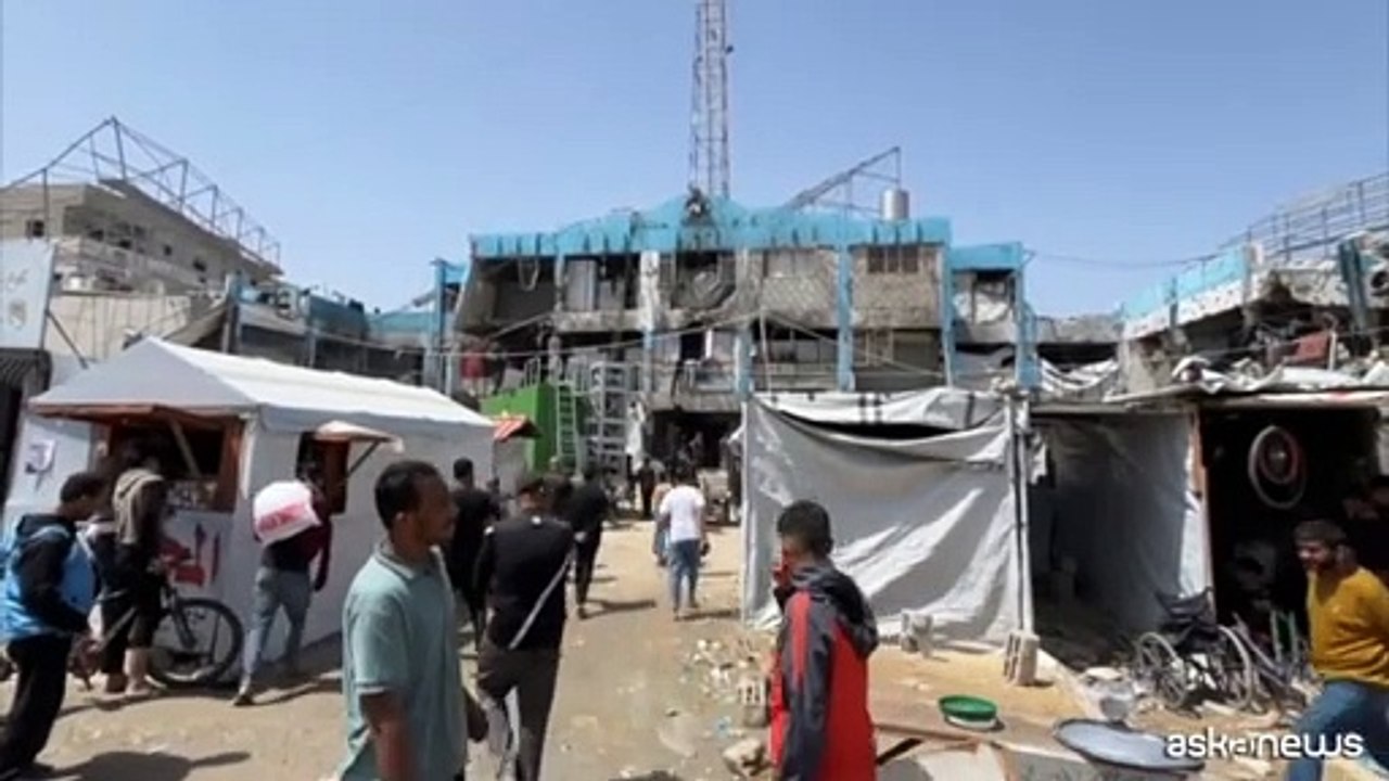 Attaccata clinica Onu a Gaza, i palestinesi piangono i loro cari