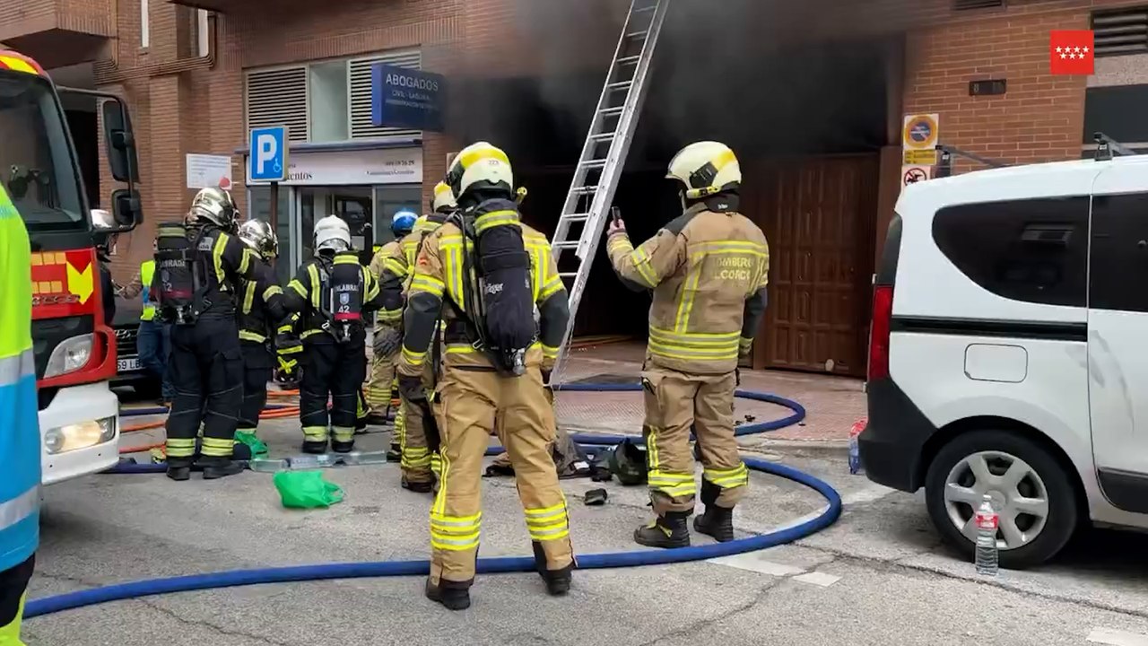 Mueren dos bomberos en un incendio en un garaje de Alcorcón
