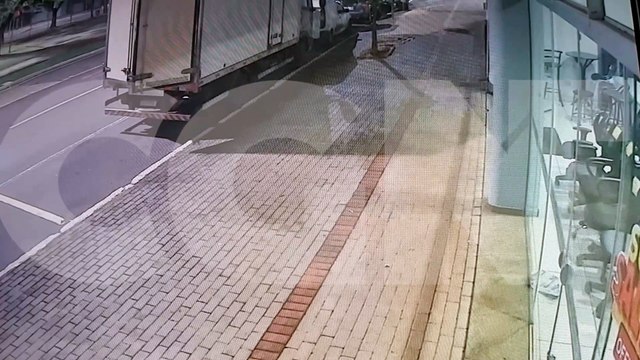 Novas imagens mostram mendigo enchendo carrinho com carnes furtadas em Cascavel